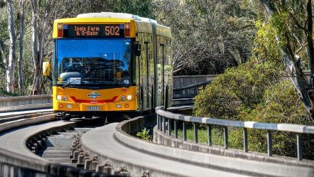 Скоростная трасса для направляемого автобуса по рельсовому принципу