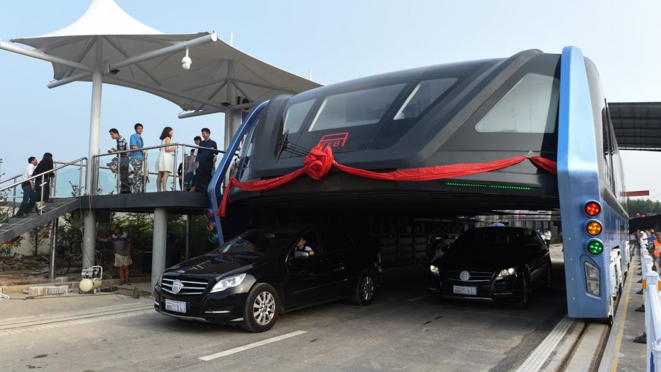 Awesome! China’s futuristic «straddling bus» launches 1st road test