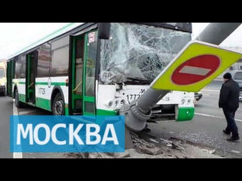 Водитель московского автобуса протаранил столб во сне