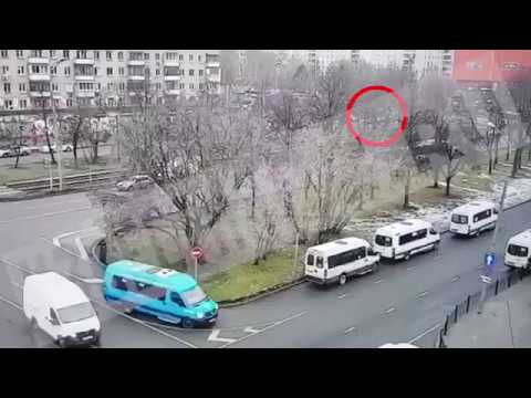 Автобус сбил людей на остановке у метро Сходненская в Москве реальная съемка момента