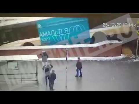 Видео наезда автобуса на пешеходов в Москве на Славянском бульваре