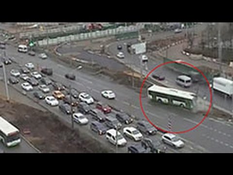 Камера наблюдения сняла, как автобус таранит восемь автомобилей в Москве