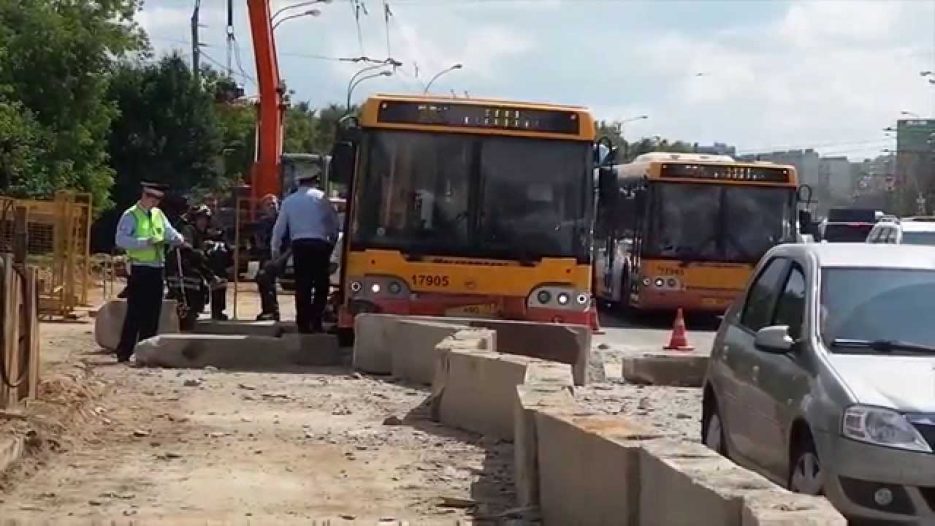Автобус наехал на бетонные блоки на юге Москвы